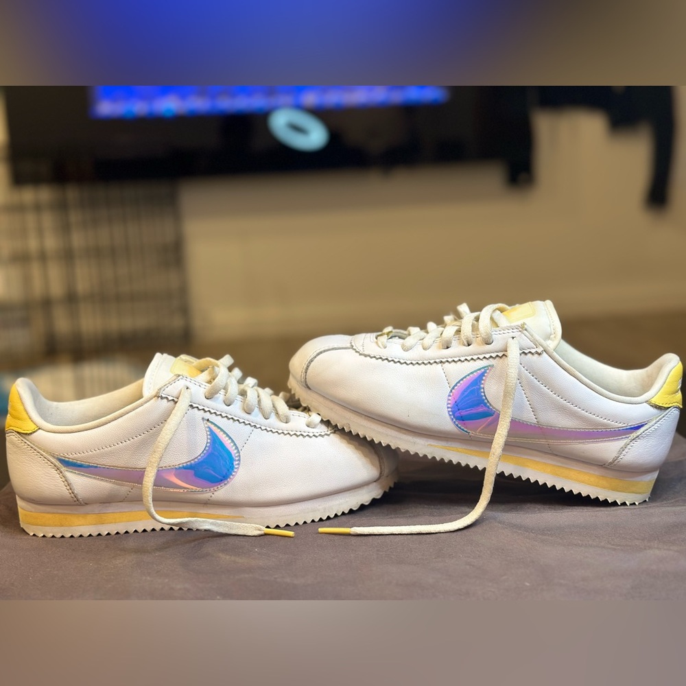 NIKE CORTEZ - WOMEN SIZE 7.5 * HOLOGRAPHIC SWOOSH / BABY YELLOW * lightly used